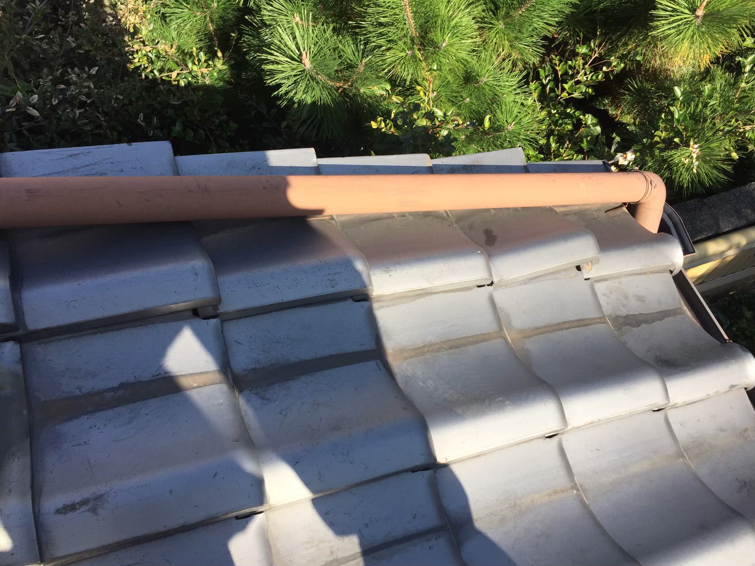 ケラバ瓦の浮きを発見